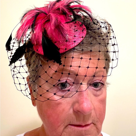 Hot pink & black feather Fascinator with black netting over eyes. - Picture 1 of 3